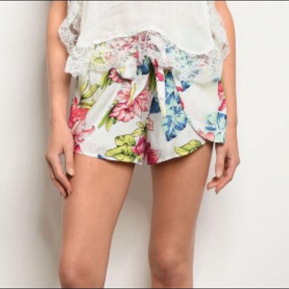 CLOSING SHOP!! White floral shorts